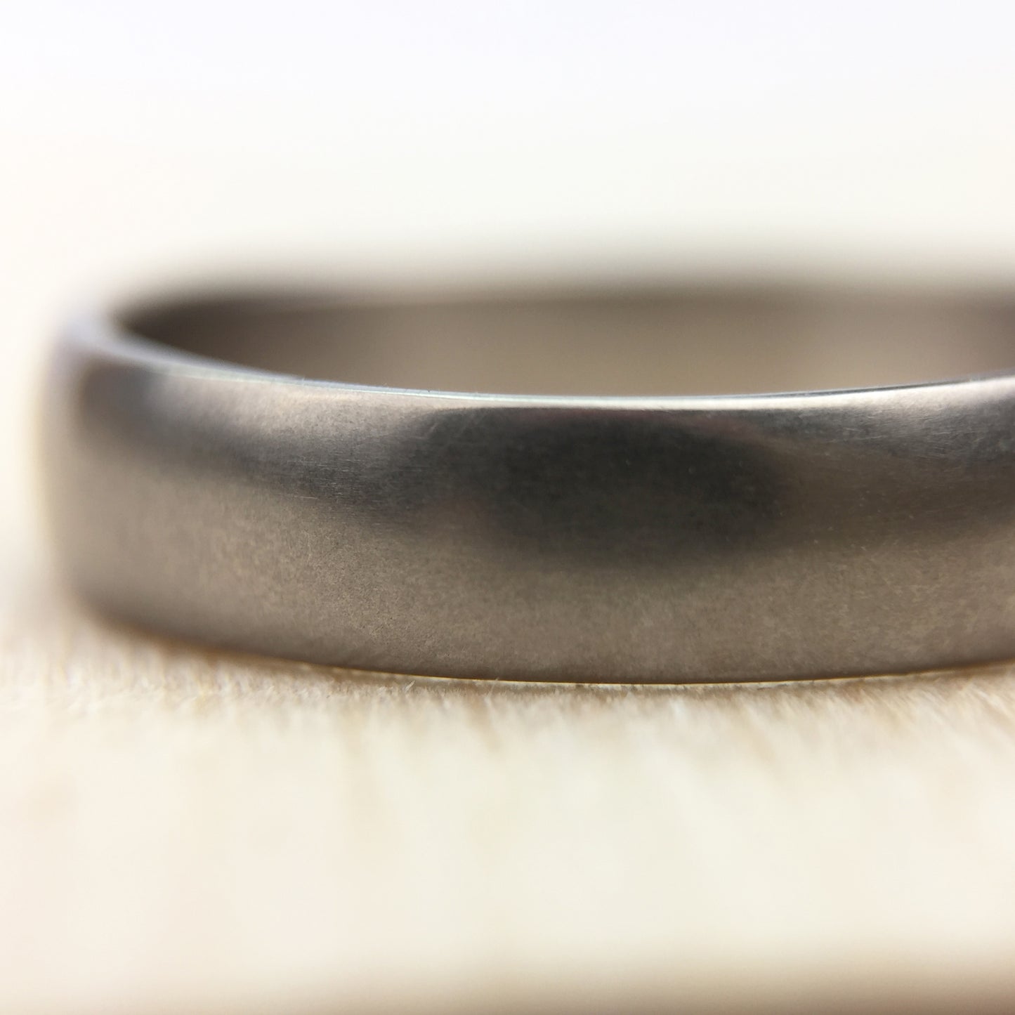 Half Round Band 4.25 mm in 18K white gold, detail