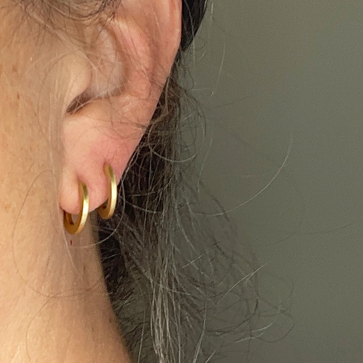 City Hoops Thin Plain, on ear