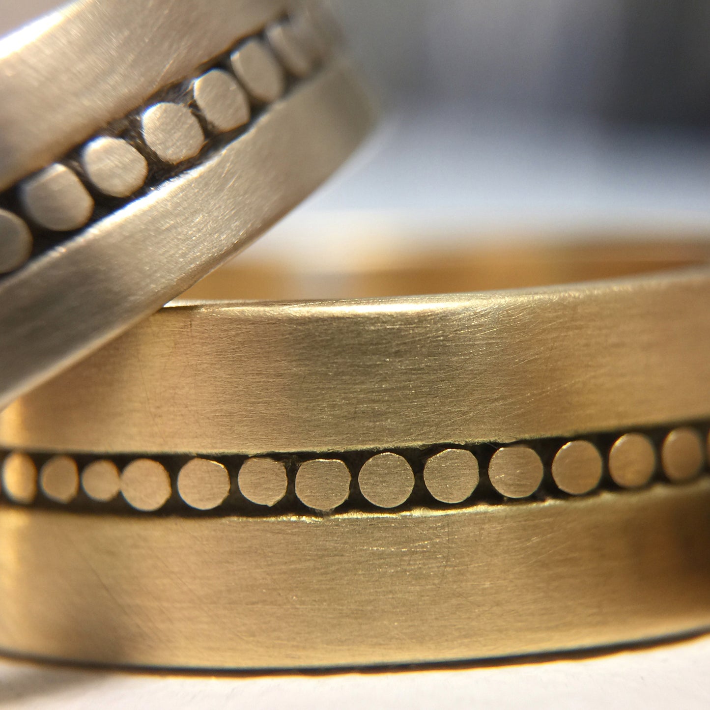 Lia Bands 7.5 mm in 18K yellow gold and 5.5 mm in 18K white gold, detail