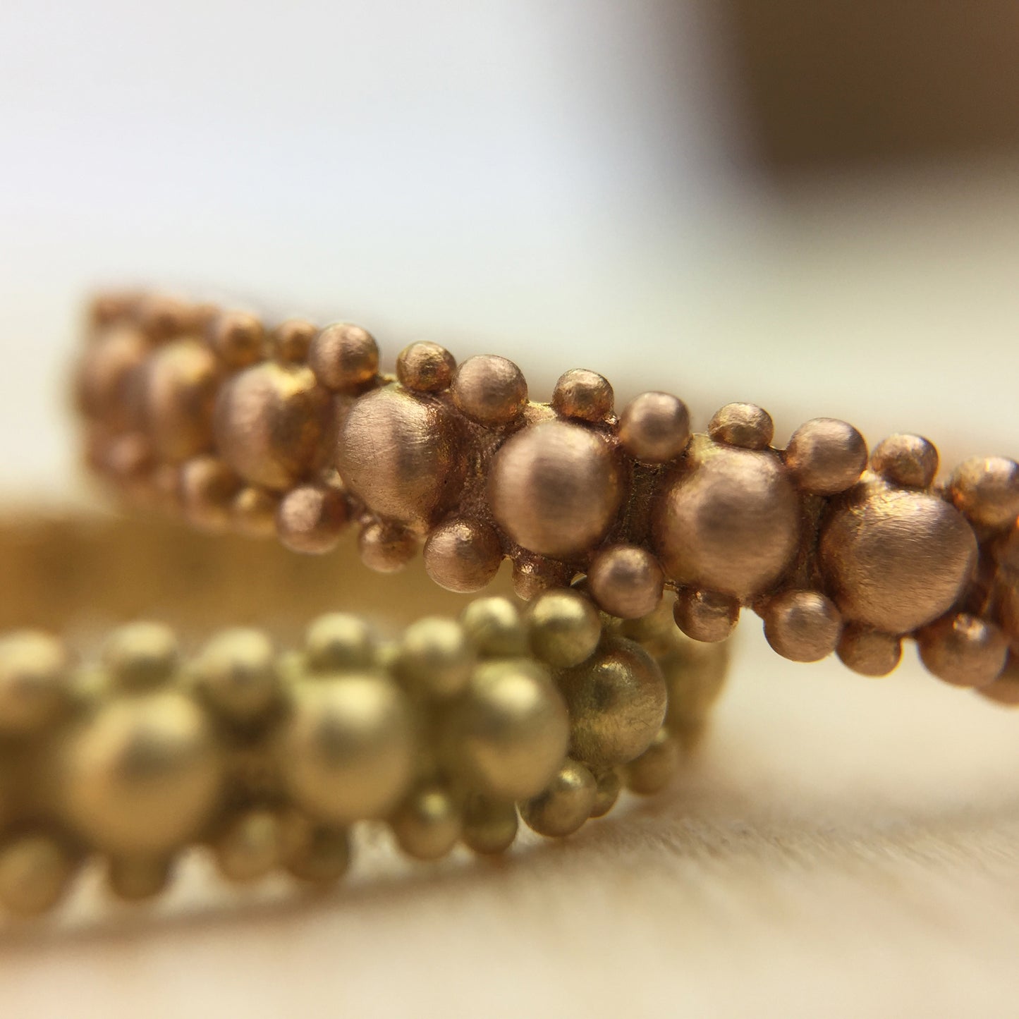 Rebecca Bands in 18K rose and yellow gold, detail