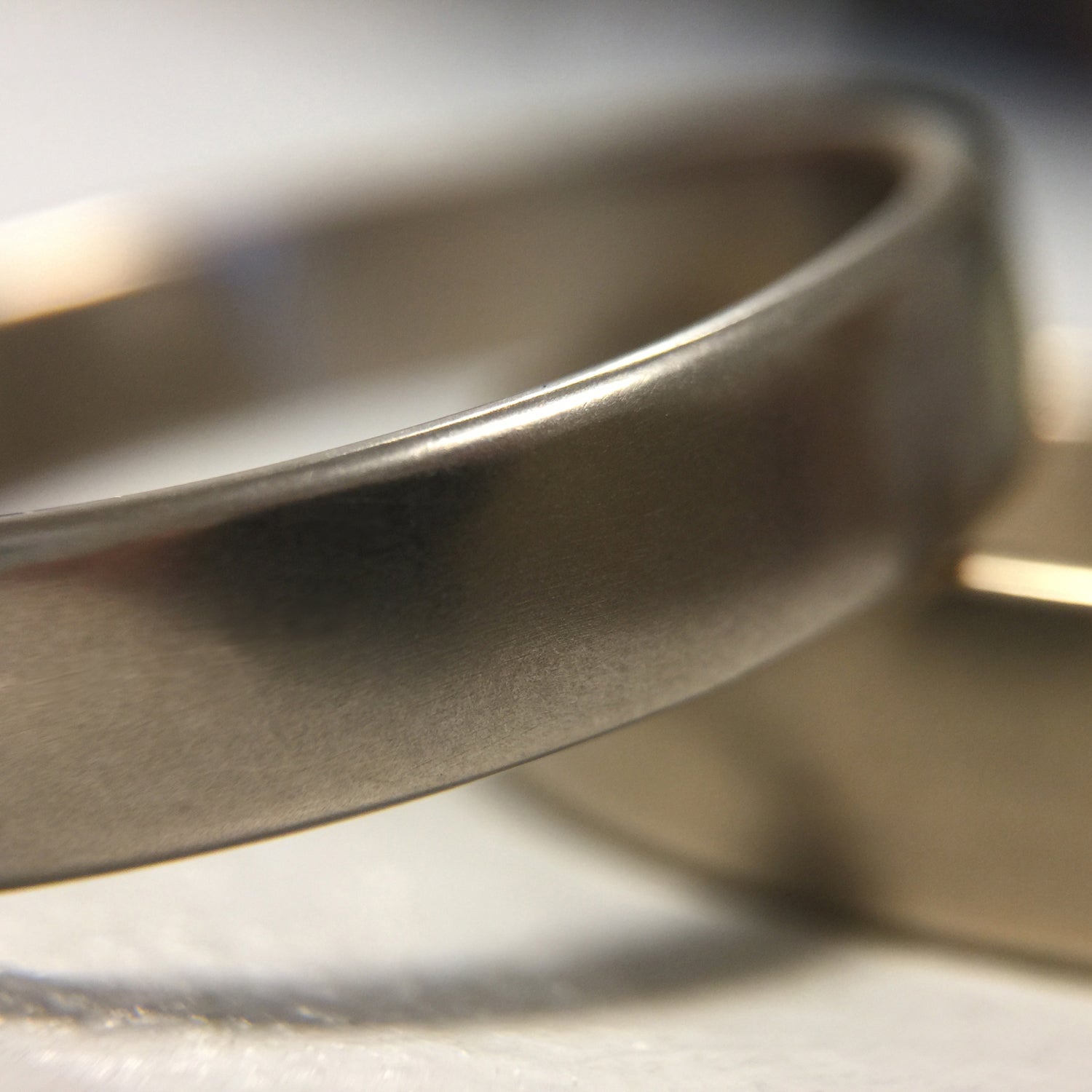 Rounded Plain Band 5.3 mm in 18K white gold, detail