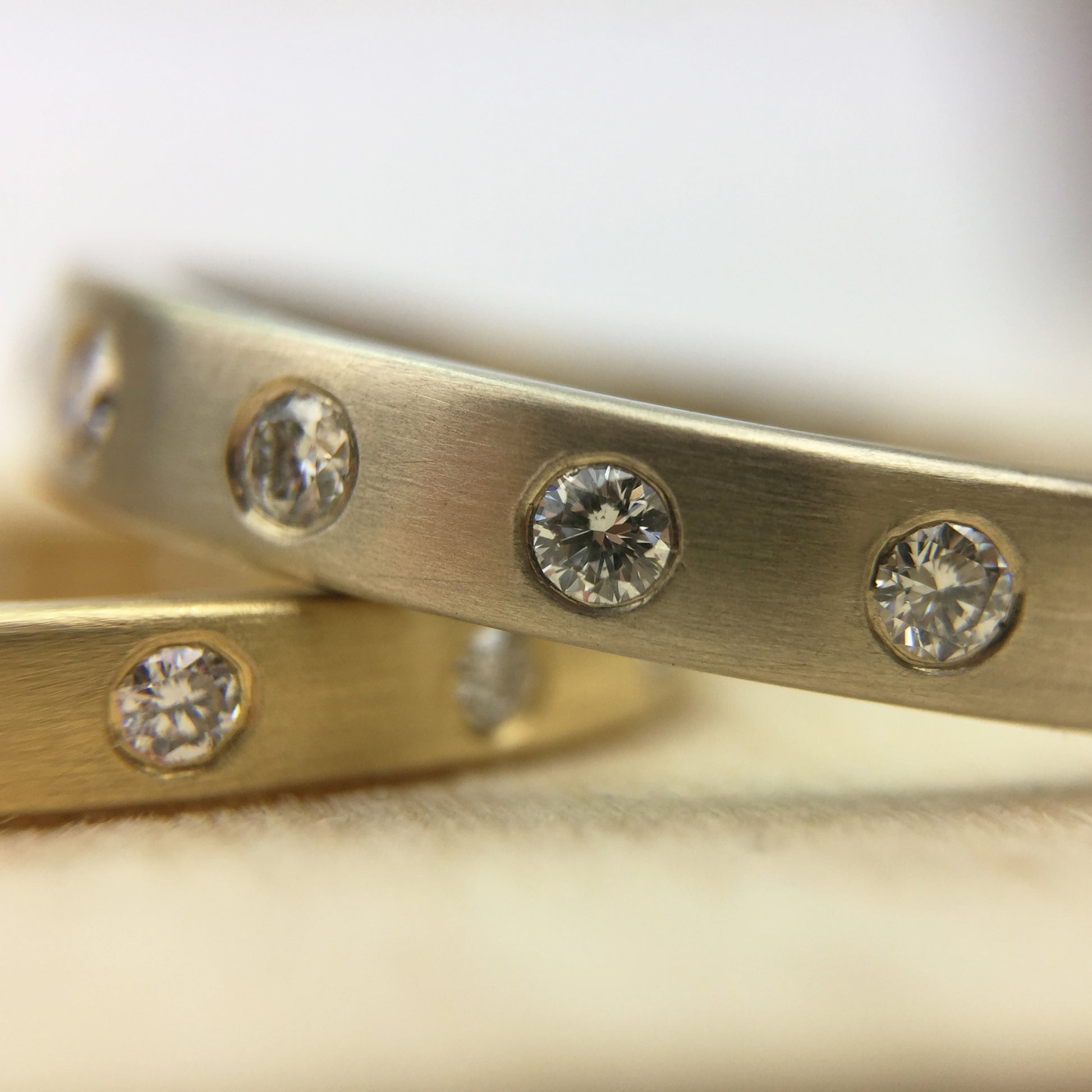 S Band 3.10 mm with diamonds in 18K white gold, detail