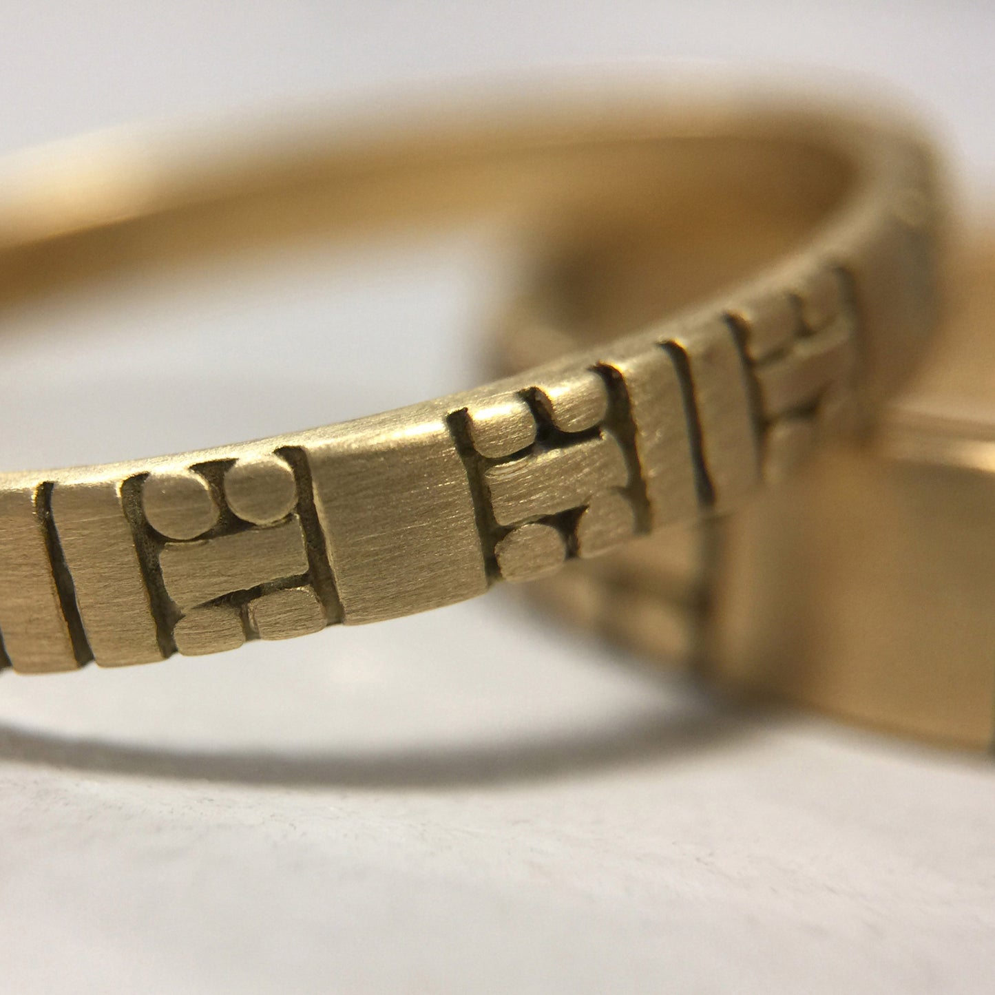 Code Band 2.75 mm, in 18K yellow gold, detail