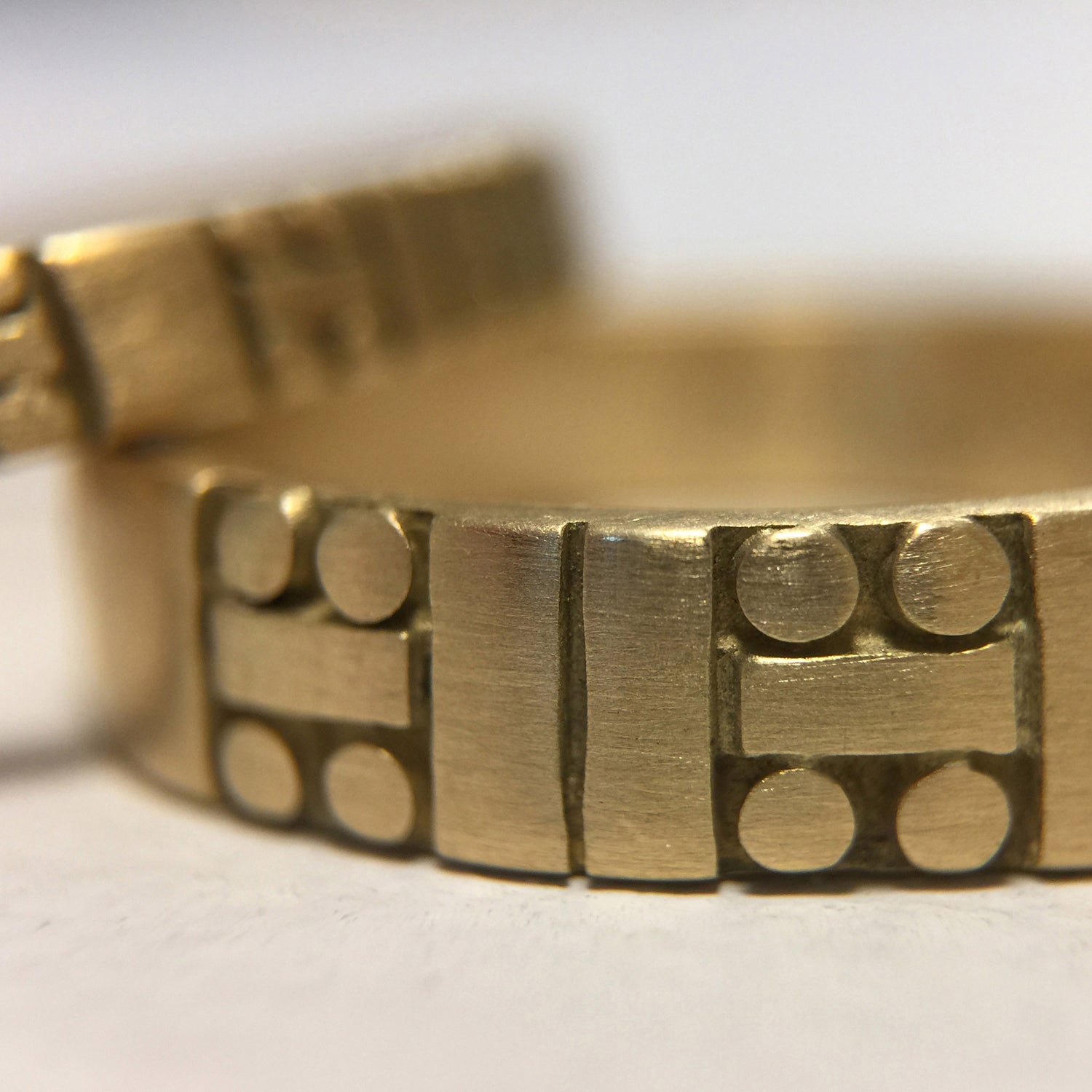 Code Band 4.5 mm in 18K yellow gold, detail