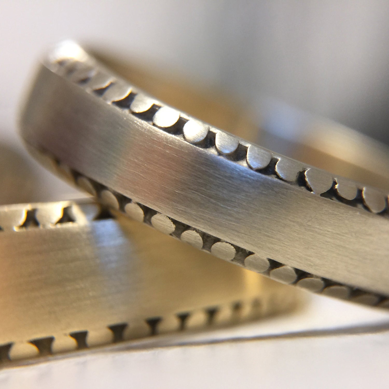 Plain Costa Bands 4 mm in 18K white gold and 6.1 mm in 18K yellow gold, detail